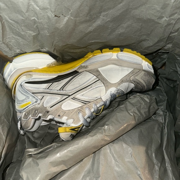 Leather free
Sneaker
Nylon and suede-like fabric
Worn-out effect - Picture 4 of 8